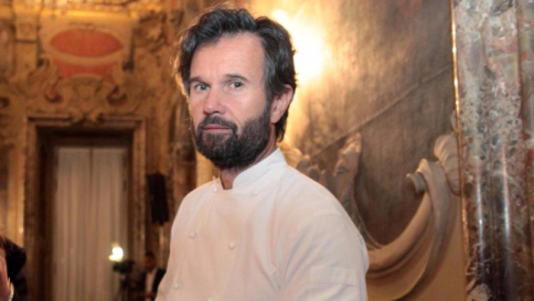 Milano, blitz dei vegani nel ristorante di Carlo Cracco: "E' un assassino"