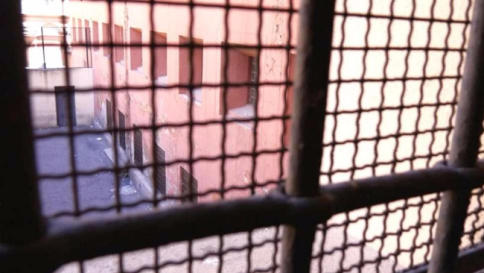 Droga, cellulari e schede telefoniche ai detenuti di Velletri: 14 arresti