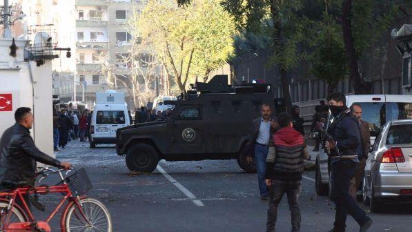 Bomba Smirne,i feriti salgono a 11: uccisi 2 terroristi, uno in fuga