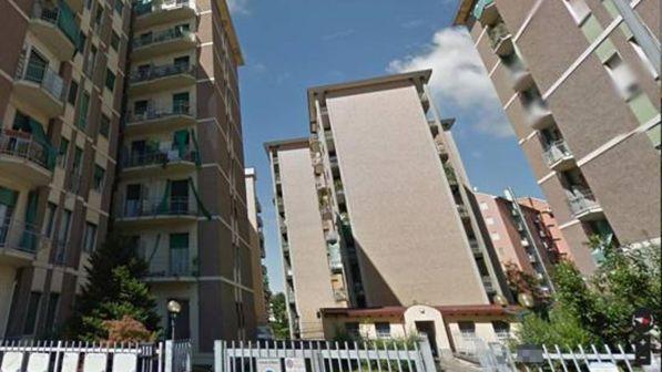 Milano, una bambina di 3 anni cade dal quinto piano: salva per miracolo