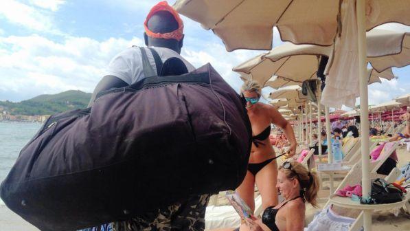 Savona, vigilantes africani contro i venditori abusivi sulle spiagge: "Così evitiamo accuse di razzismo"