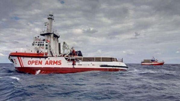 Open Arms chiede di far sbarcare 121 migranti in Italia o a Malta
