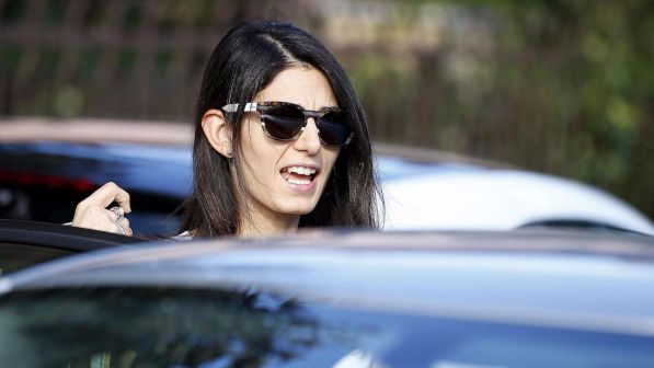 Campidoglio, Virginia Raggi ai cittadini: "Non mollo" | Salta il minidirettorio romano: finito nostro compito