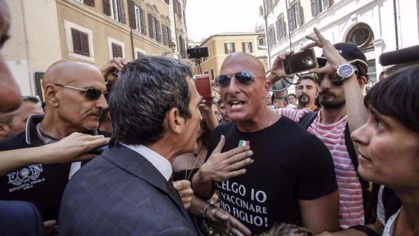 In prima fila alla protesta no-vax, ecco chi è il "capo-popolo" contro