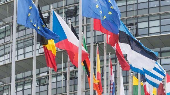 Migranti, bozza Ue: ridurre arrivi e movimenti tra i Paesi membri | Ma l'Italia si infuria