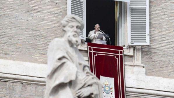 Papa: "Parte dell'umanità vive nella ricchezza, altra senza diritti"