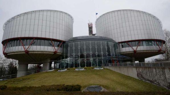 Utero in affitto, svolta della Corte Ue: "Madre non biologica va riconosciuta"