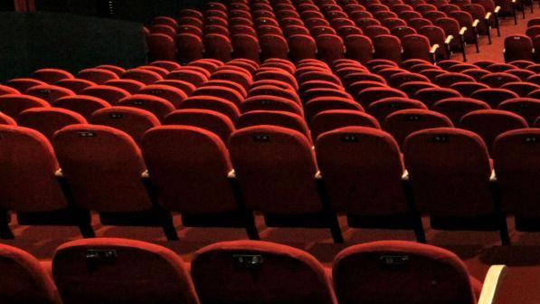 Milano, crolla controsoffitto nella sala di un cinema: due feriti