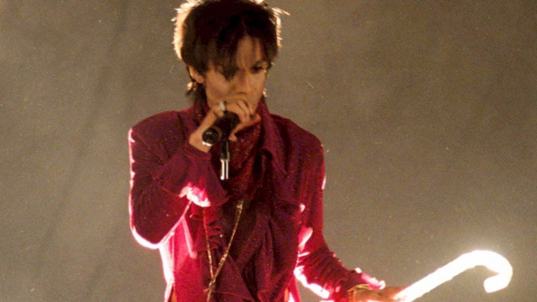 Prince, 11 suoi brani inediti svelati da Donatella Versace per la sfilata milanese