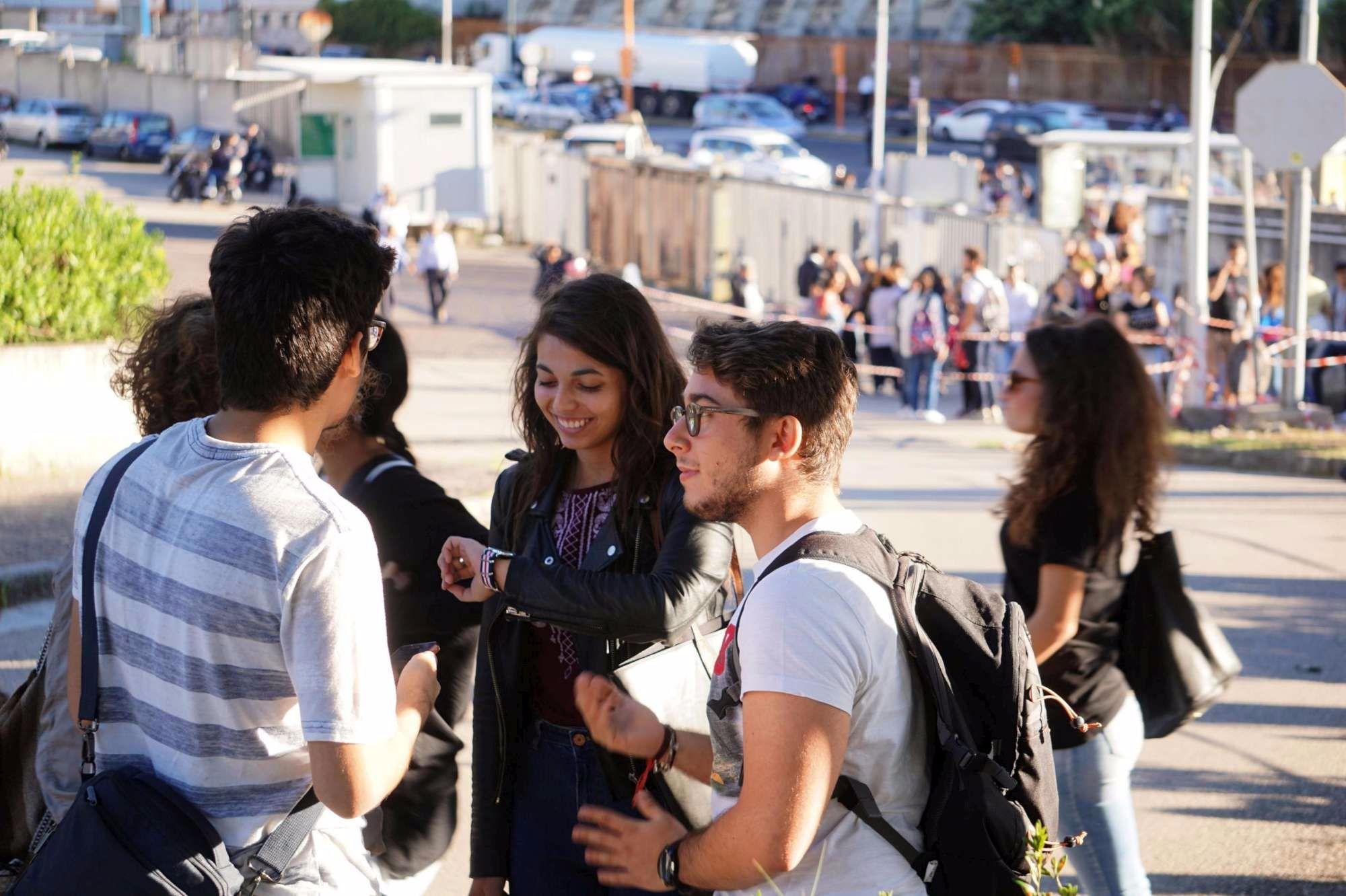 Rimini, vietato vestirsi male in classe: no a magliette e jeans strappati
