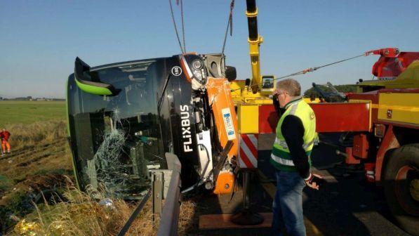 Pordenone, autobus fuori strada sulla A4: 26 feriti, uno molto grave