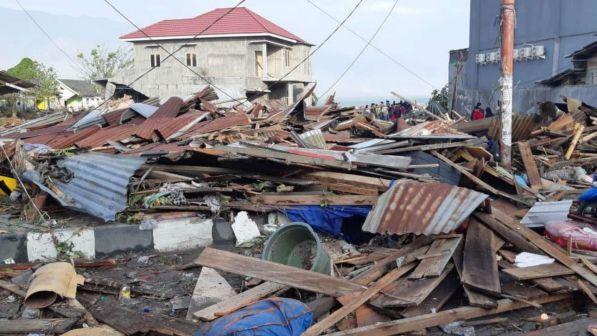 Tsunami in Indonesia, sale a oltre 400 il bilancio delle vittime