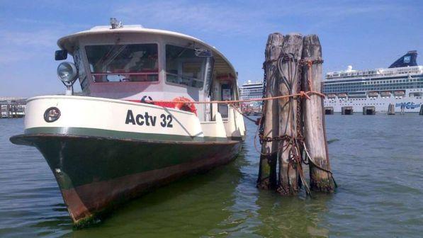 Venezia, spruzza spray peperoncino contro marinaio di un vaporetto