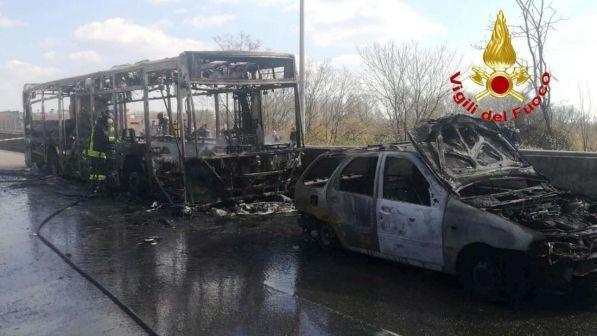 Bus dirottato, un carabiniere racconta: "I bambini battevano i pugni sui vetri"