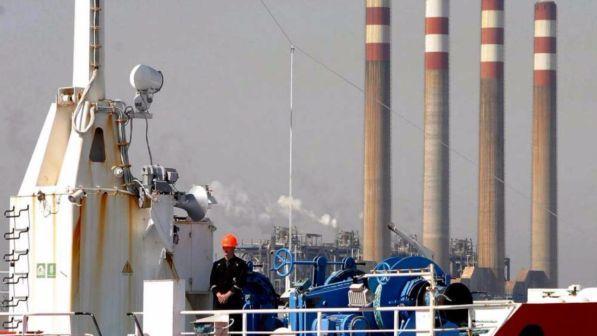Petrolio Iran, Teheran minaccia di chiudere lo Stretto di Hormuz