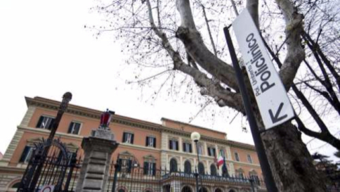 Roma, usava ambulanza per spacciare: arrestato dipendente ospedale