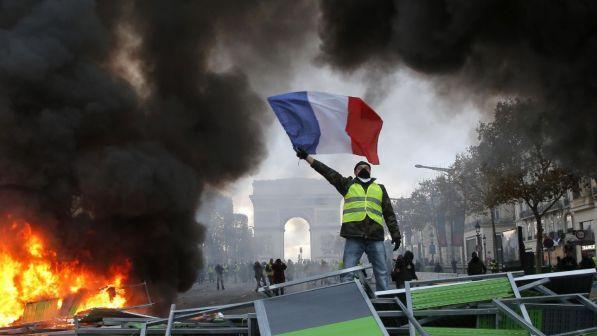 Gilet gialli, scontri a Parigi: dieci feriti e 60 fermi