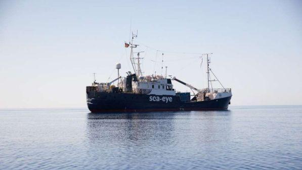 Migranti, Sea Eye: "Alan Kurdi salva 40 persone, ora in un porto sicuro" | Salvini: "Faccia rotta verso la Tunisia"
