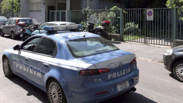 Trapani, coppia di giovani uccisa a coltellate: i cadaveri sulle scale del condominio dove i due abitavano