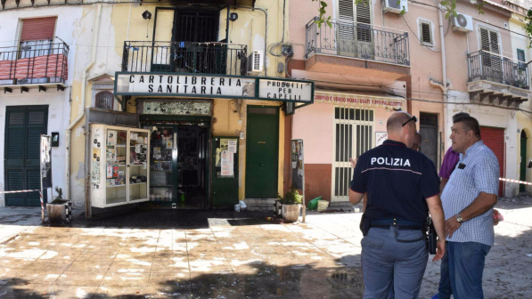 Incendio in negozio a Palermo, muore per salvare la moglie
