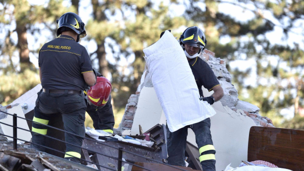 Sisma Amatrice, si cercano 2 bambini: cani fiutano tra le macerie