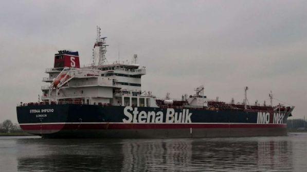 Iran, i Pasdaran sequestrano due petroliere britanniche nello Stretto di Hormuz: una è stata rilasciata
