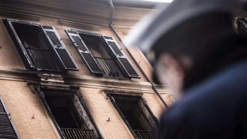 Roma, incendio in un palazzo del centro storico: morto un 69enne