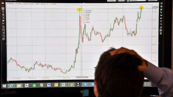 Manovra, spread risale a 310 punti dopo bocciatura Ue: Borsa in calo