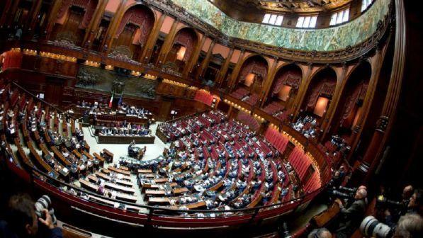 Mini naja per i giovani tra i 18 e i 22 anni, sei mesi di caserma e studio: primo ok dalla Camera