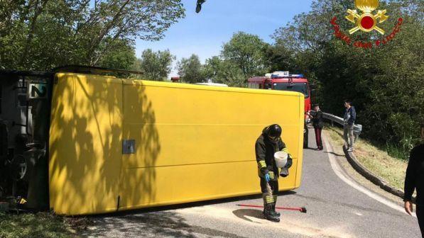 Scuolabus si ribalta, l'autista è risultato positivo all'alcoltest
