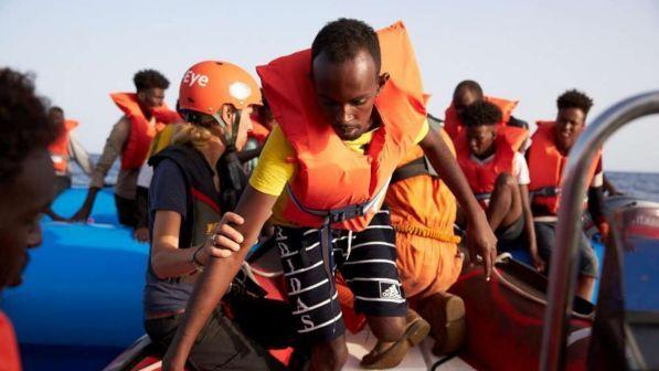 Migranti, Osservatore romano: "Davanti alla povertà no limite acque"