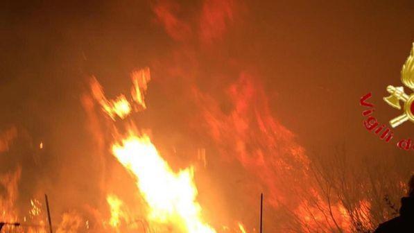 Sardegna, ancora incendi nel Nuorese: chiusa strada provinciale