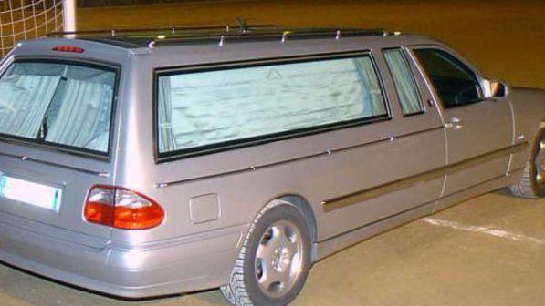 Udine, in ritardo per funerale supera limiti: multato carro funebre