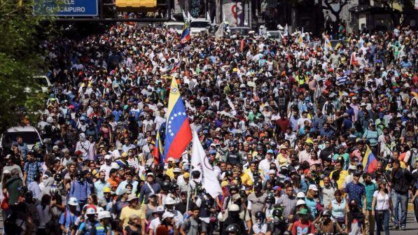 Venezuela, altri due giovani uccisi nelle manifestazioni di protesta