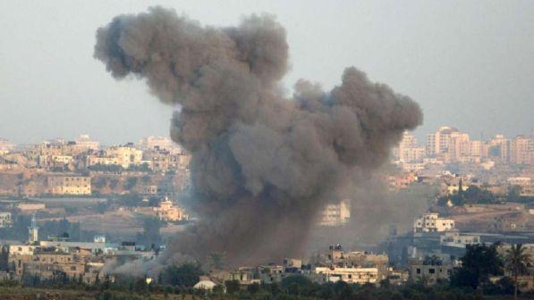 Gaza, 40 razzi su Israele: l'aviazione colpisce la Striscia
