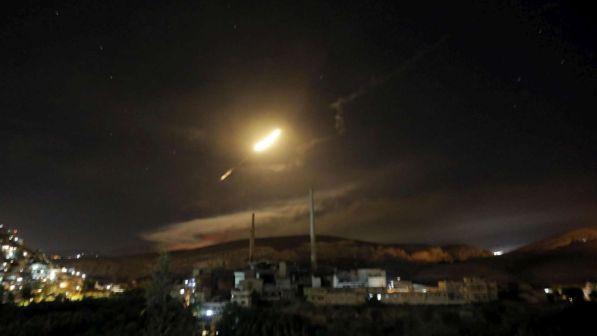 Siria, Ong: "In raid coalizione anti-Isis morti 18 civili, 8 minori"