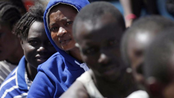 Como, i profughi: "La Svizzera viola le leggi" | Tensione in stazione: migranti tentano di salire in treno