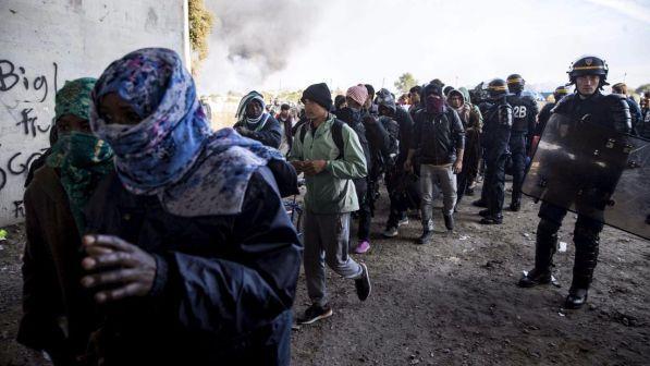 Calais, denuncia di Hrw: "Gas al peperoncino contro i migranti"