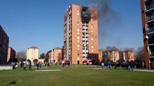 Incendio in palazzina a Milano, morto il 13enne intossicato | La telefonata alla madre: "Vedo solo fumo"