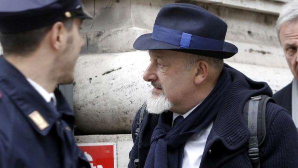 Lavoro nero, Tiziano Renzi: "Pagavo in contanti" | M5s: "Scuse a Di Maio"