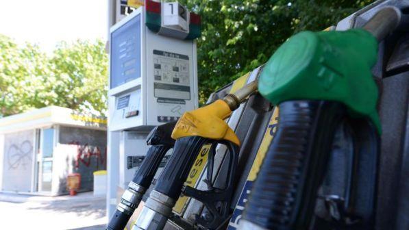 Varese, sequestra e abusa donne ai distributori di benzina: arrestato 35enne