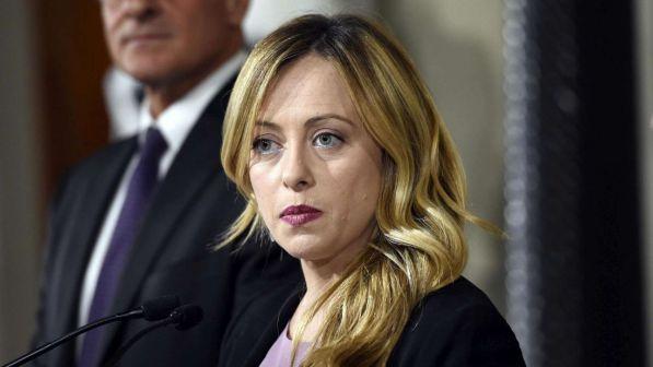 Le inviava messaggi minatori su Facebook: arrestato lo stalker di Giorgia Meloni