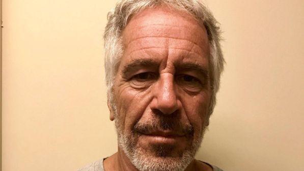 Caso Epstein, Nyt: "Le guardie che vigilavano si sono addormentate"