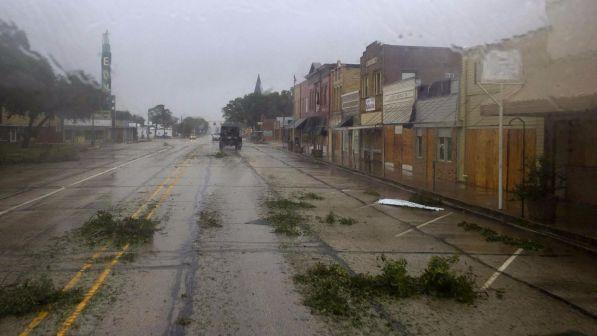 Harvey, rottura degli argini a sud di Houston: evacuata contea | Trump: "Disastro epico"