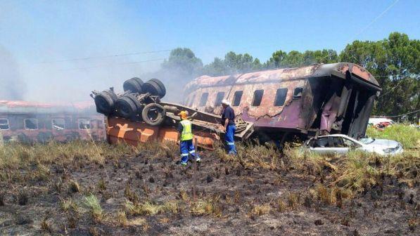 Scontro fra treno e camion in Sudafrica: bilancio sale a 19 morti