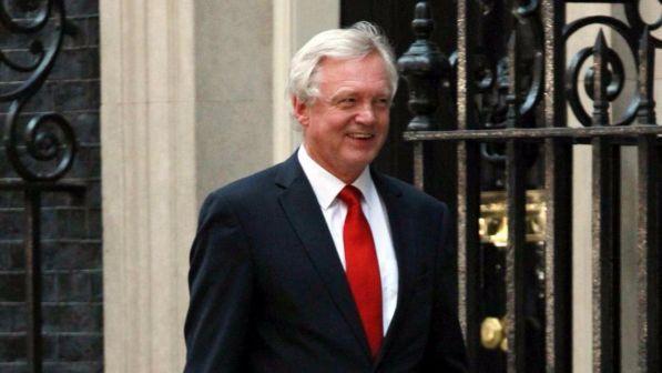 Gb, duro colpo per il governo May: si dimette ministro per la Brexit