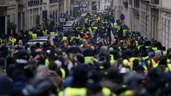 Gilet gialli pronti a "prendere" Parigi: capitale blindata sabato, anche la Torre Eiffel e il Louvre resteranno chiusi