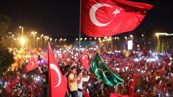 Turchia, Erdogan minaccia di "tagliare la testa ai traditori"