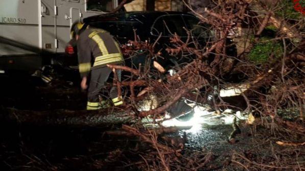 Maltempo, frana muraglione a Ischia: massi in piazza a Casamicciola