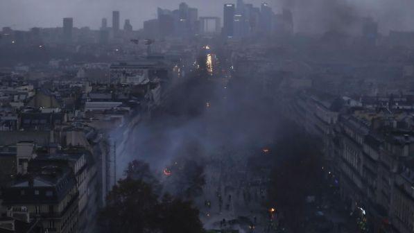 Scontri gilet gialli, Macron: "Non accetterò mai la violenza"